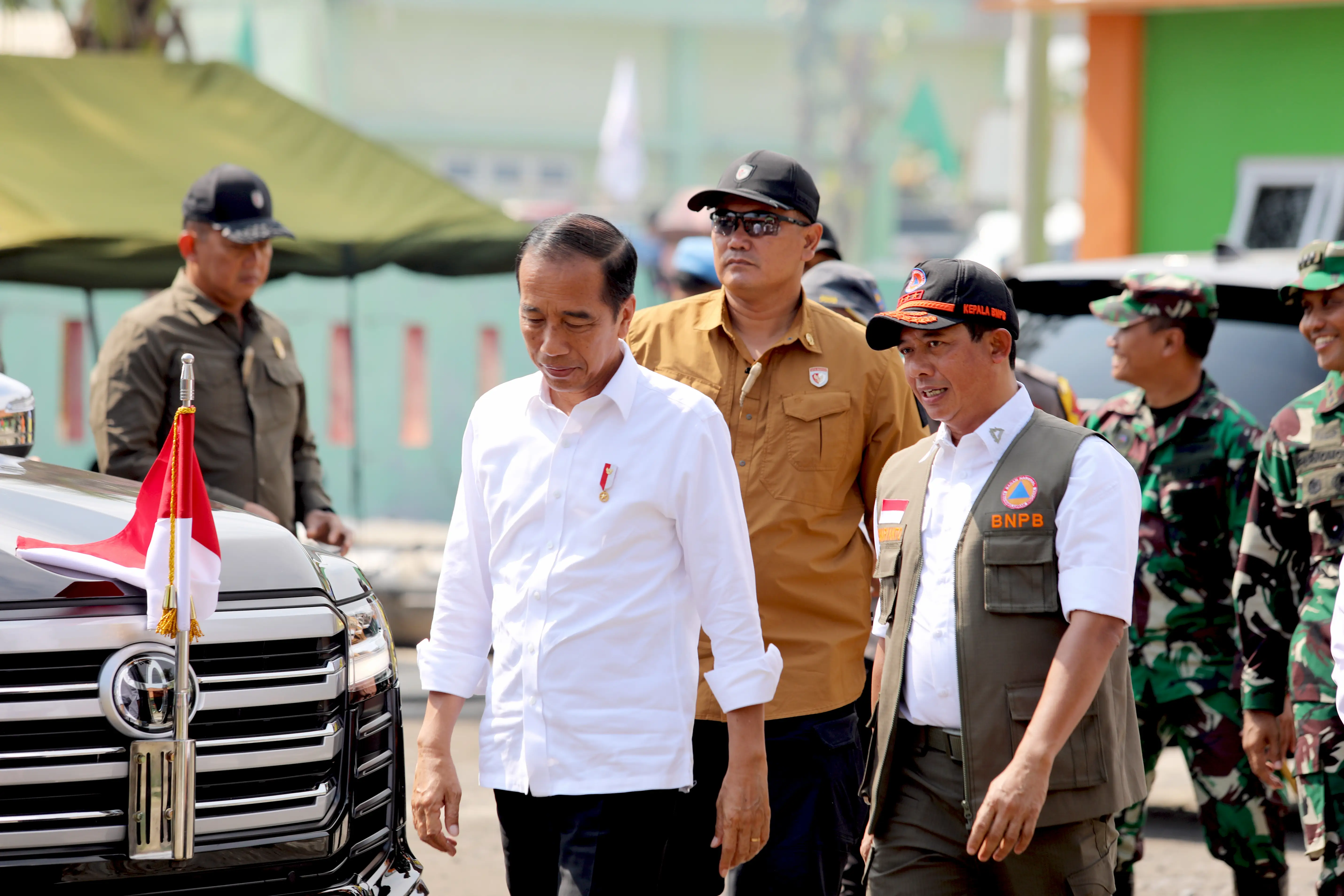 Presiden Republik Indonesia Joko Widodo bersama Kepala Badan Nasional Penanggulangan Bencana Letjen TNI Suharyanto melakukan peninjauan banjir di Kabupaten Demak, Jawa Tengah, pada Jumat (22/3). 